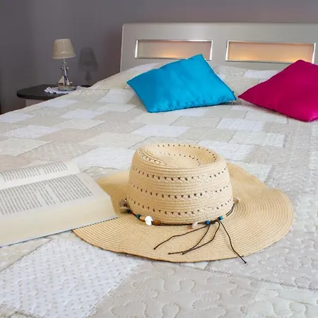 Gostinjska kuća Adry With Balcony, Free Parking & Bikes 4*
