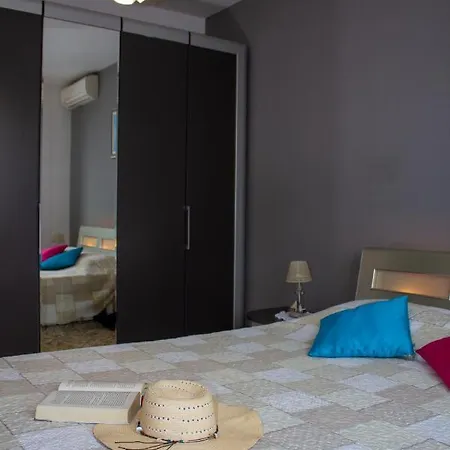 Konukevi Adry With Balcony, Free Parking & Bikes 4*