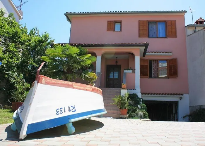 Gostinjska kuća Adry With Balcony, Free Parking & Bikes 4*